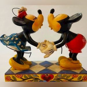 DISNEY Traditions By Jim Shore Figurine Mickey Kissing Minnie